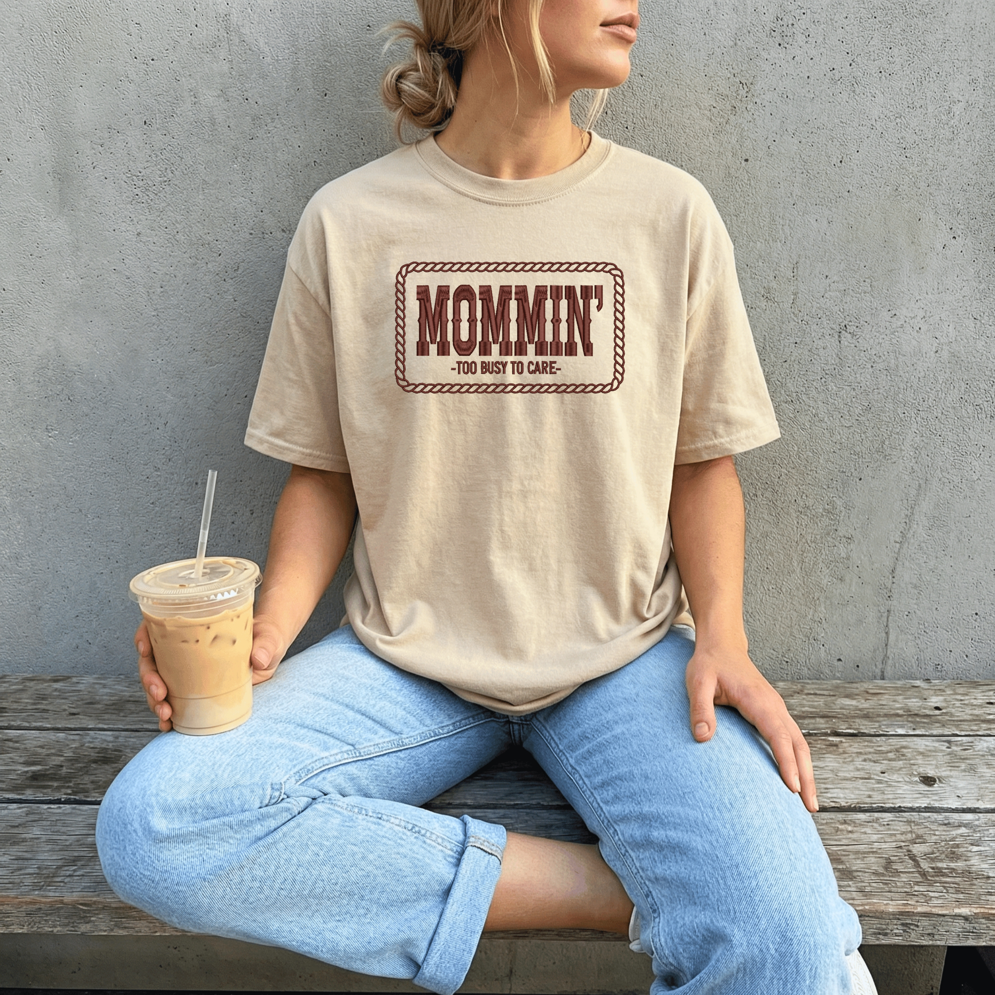 Mommin' tee